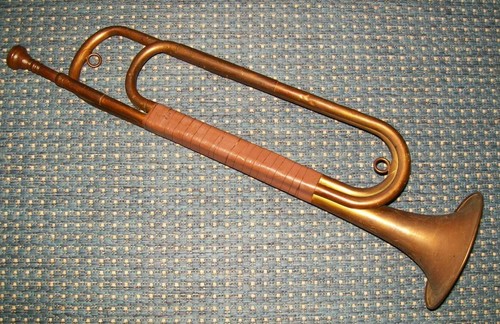 Alte trompete aus messing ist - messing,