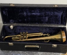 Alte Trompete mit Mundstück 